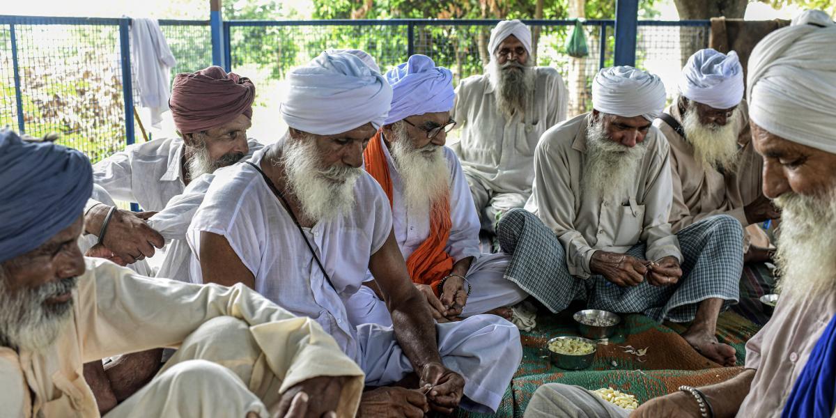 Ancianos en India combaten la soledad con té chai y risas