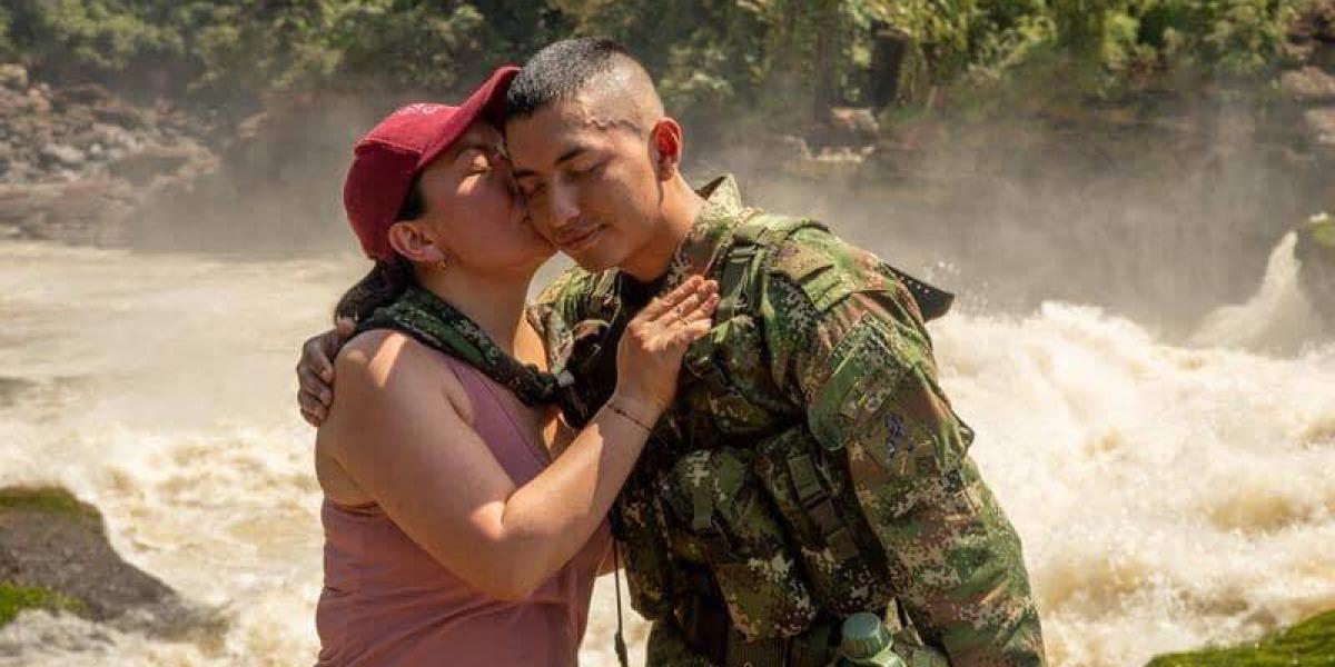 Tilsia García llevaba seis meses sin ver a su hijo, quien presta servicio militar en la selva.