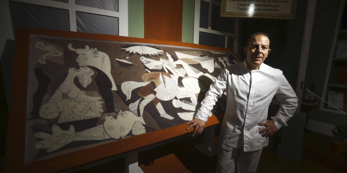 Jorge Garrido, maestro pastelero, con su Guernica de chocolate.