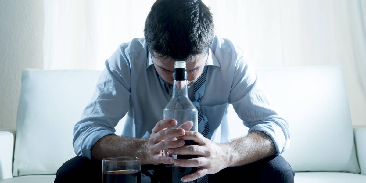Sentir antojos intensos o ansias de beber alcohol es uno de los síntomas claves.