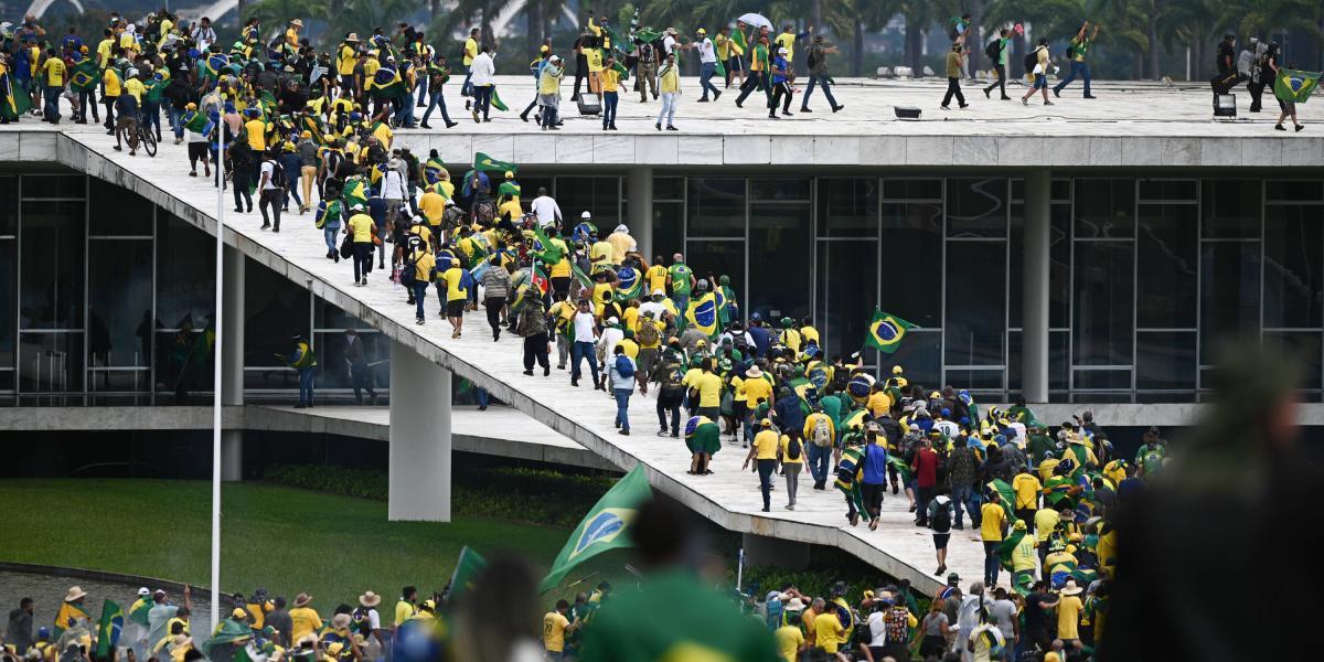 Los manifestantes se subieron a los techos de las 3 instituciones del poder en Brasilia.