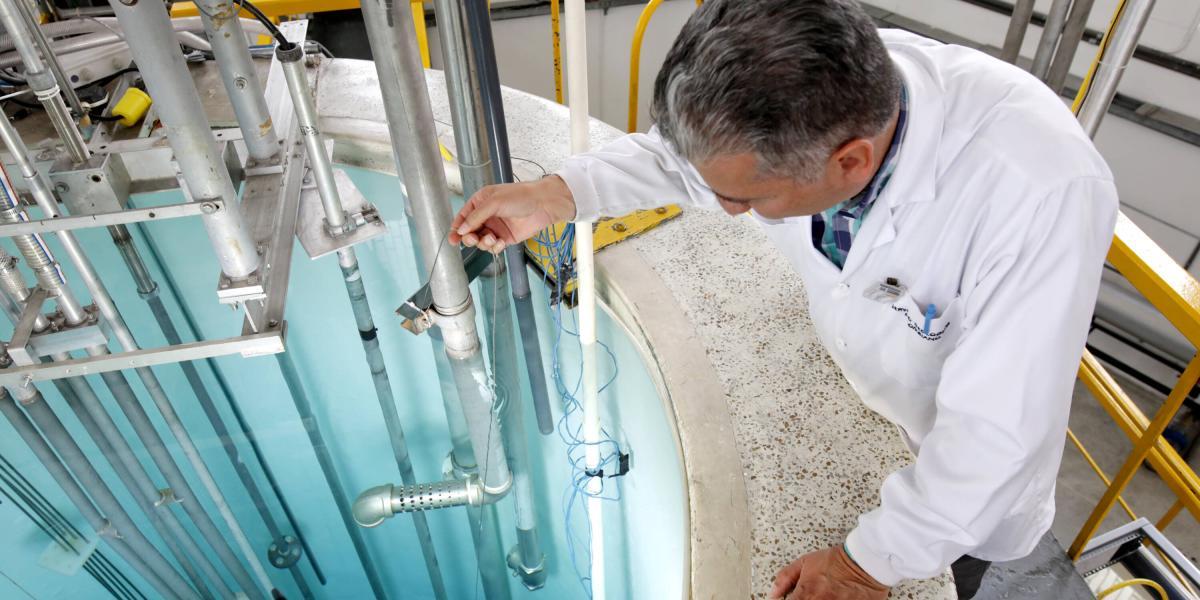 Jaime Sandoval, coordinador del IAN-R1, poncha una muestra en el núcleo del reactor.