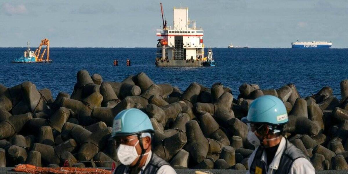 BBC Mundo: Trabajadores japoneses en las inmediaciones de la planta de Fukushima.