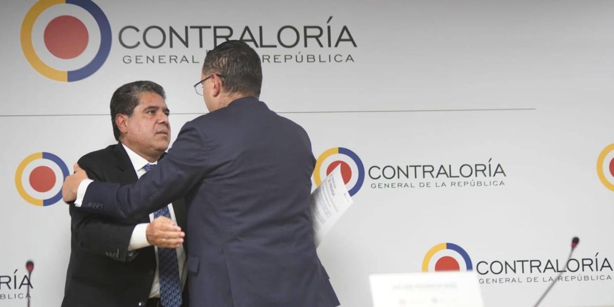 El contralor general de la Nación, Carlos Hernán Rodríguez y el contralor Distrital, Julián Ruiz.