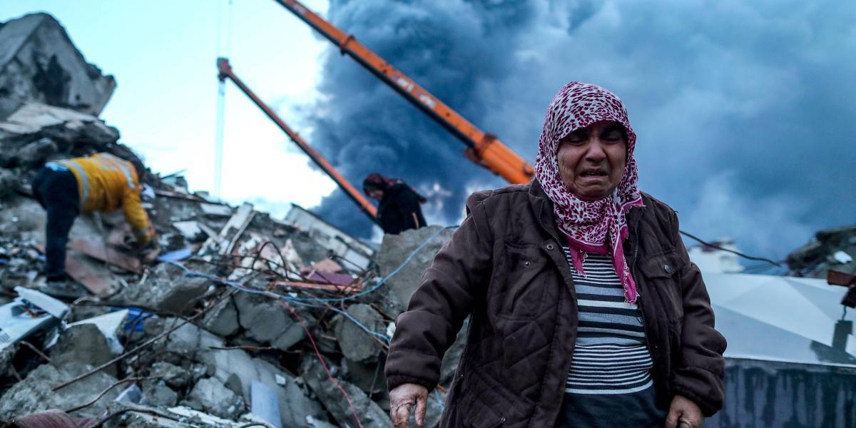 El personal de emergencia busca víctimas en el sitio de un edificio derrumbado después del terremoto.