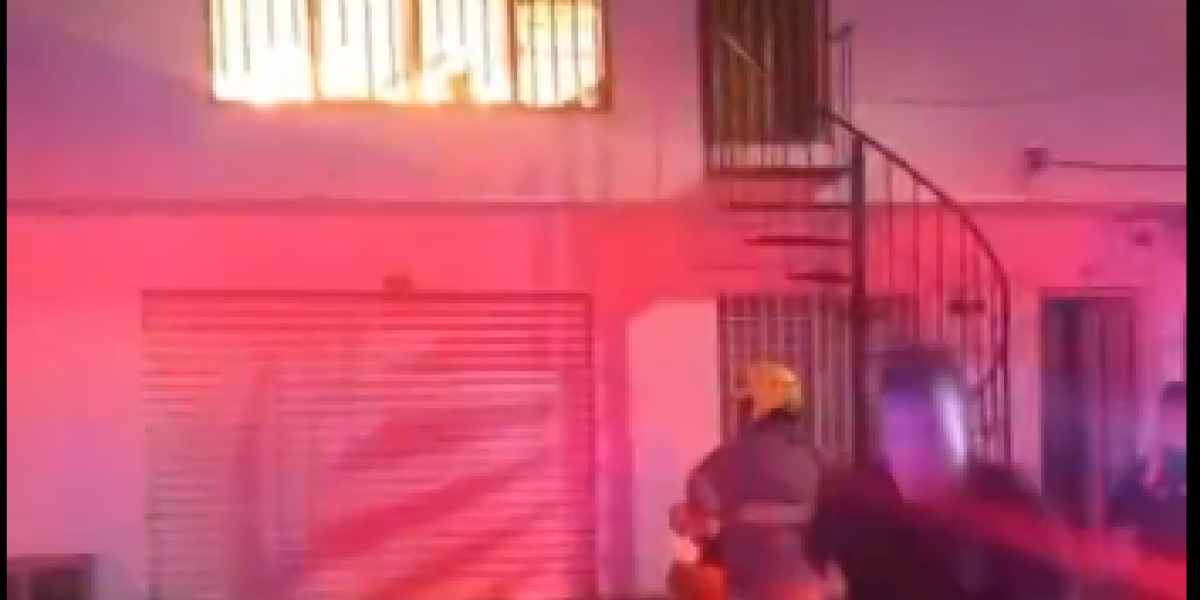 Imagen del incendio devastador en una vivienda de Cali.