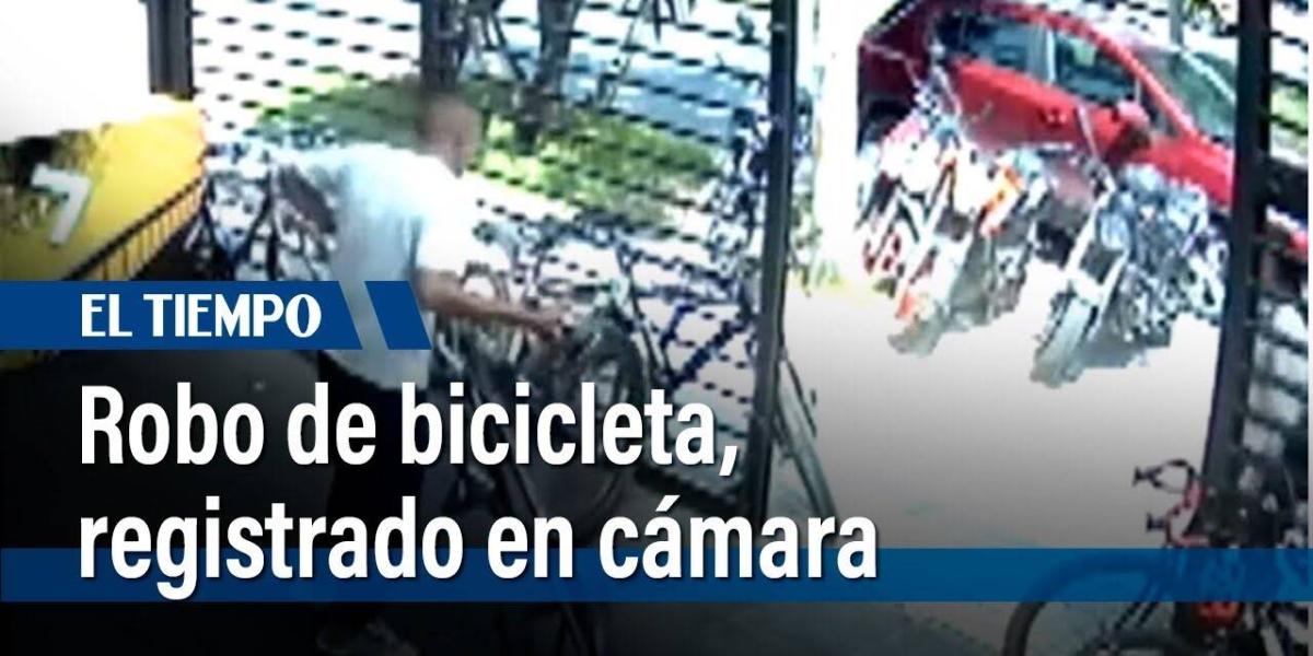 Simulando ser un alumno, ladrón se robó una bicicleta en una academia de conducción. El hurto quedó registrado en cámara de seguridad.