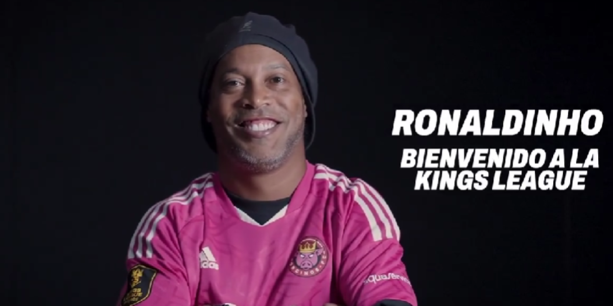 Ronaldinho con l camiseta de Porcinos F.C dela Kings League.
