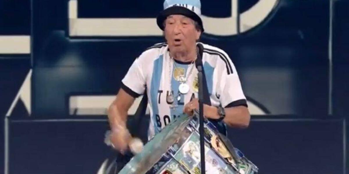 The Best de la Fifa: hincha de Argentina toca el bombo en el escenario