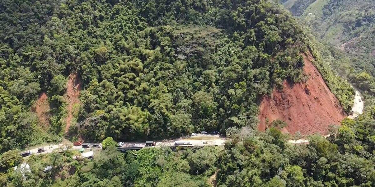 Deslizamiento que bloquea la vía Medellín - Bogotá.