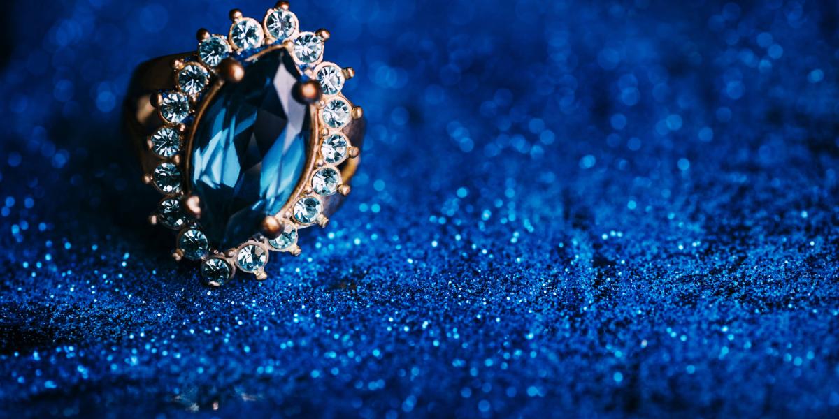 El zafiro se utiliza en joyería para la creación de anillos, pendientes, collares y pulseras, entre otros.