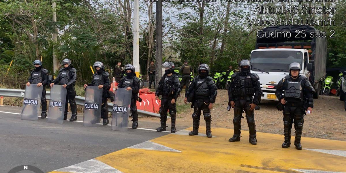 Unidad de Diálogo y Mantenimiento del Orden de Policía en peajes y principales vías del Bajo Cauca durante el paro minero.