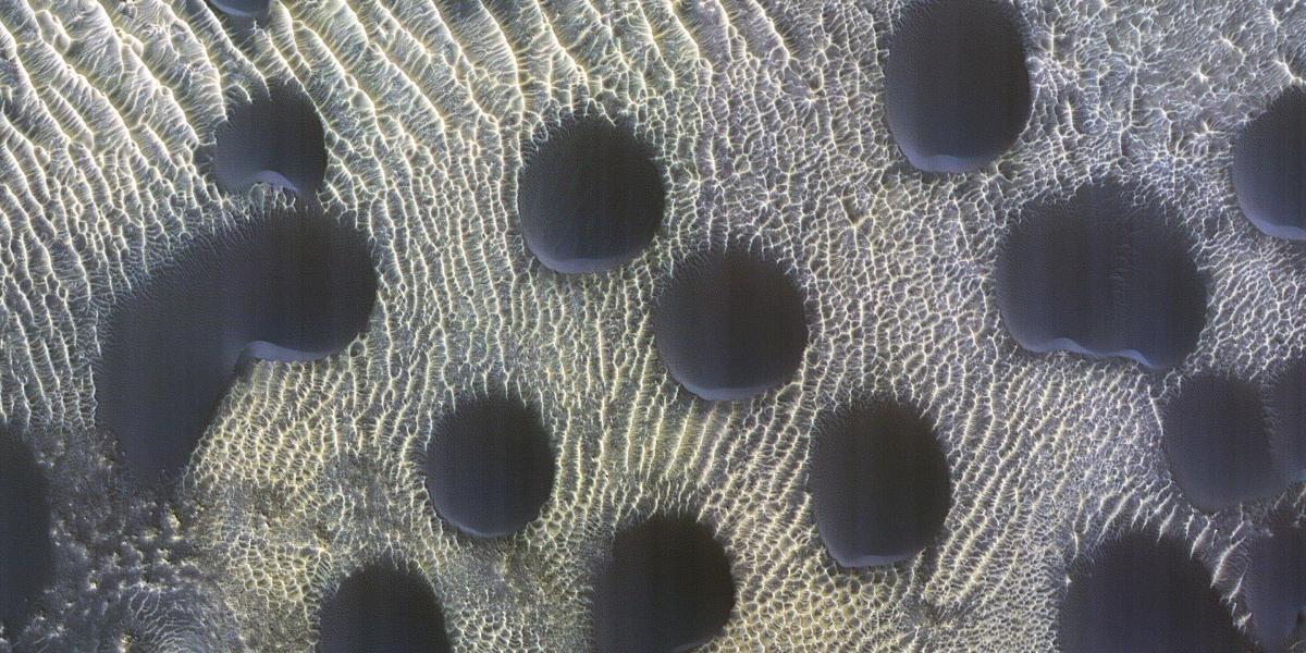 Las dunas en Marte con muy comunes y presentan muchas formas y tamaños, estas son muy inusuales.