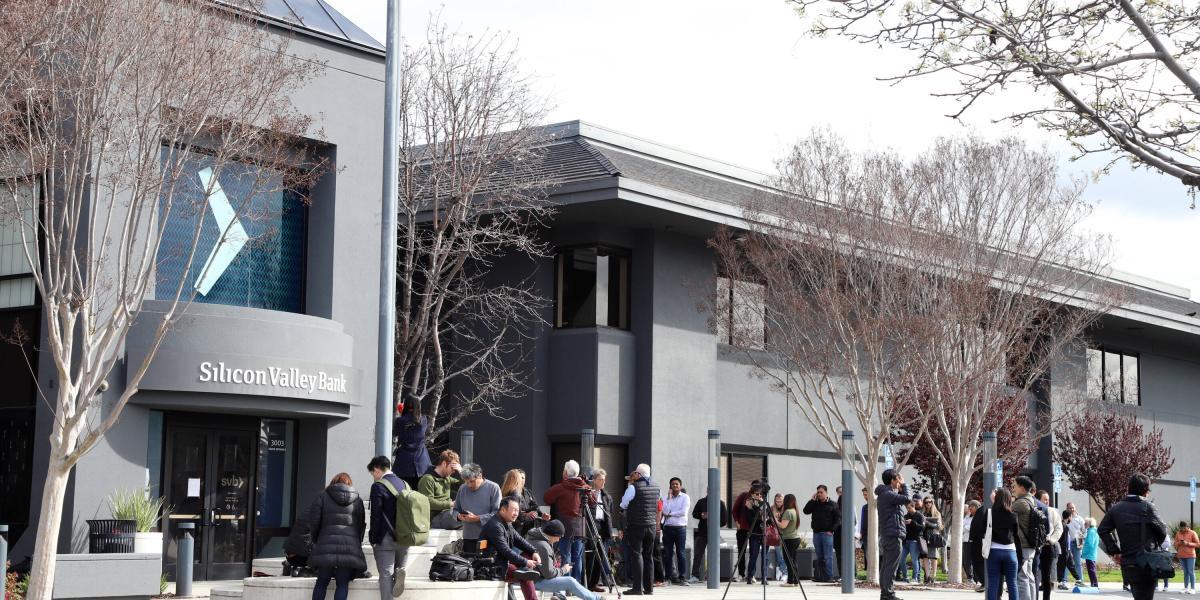 Clientes del SVB hacían fila ayer en la sede de la entidad en Santa Clara, California, esperando recuperar sus ahorros.