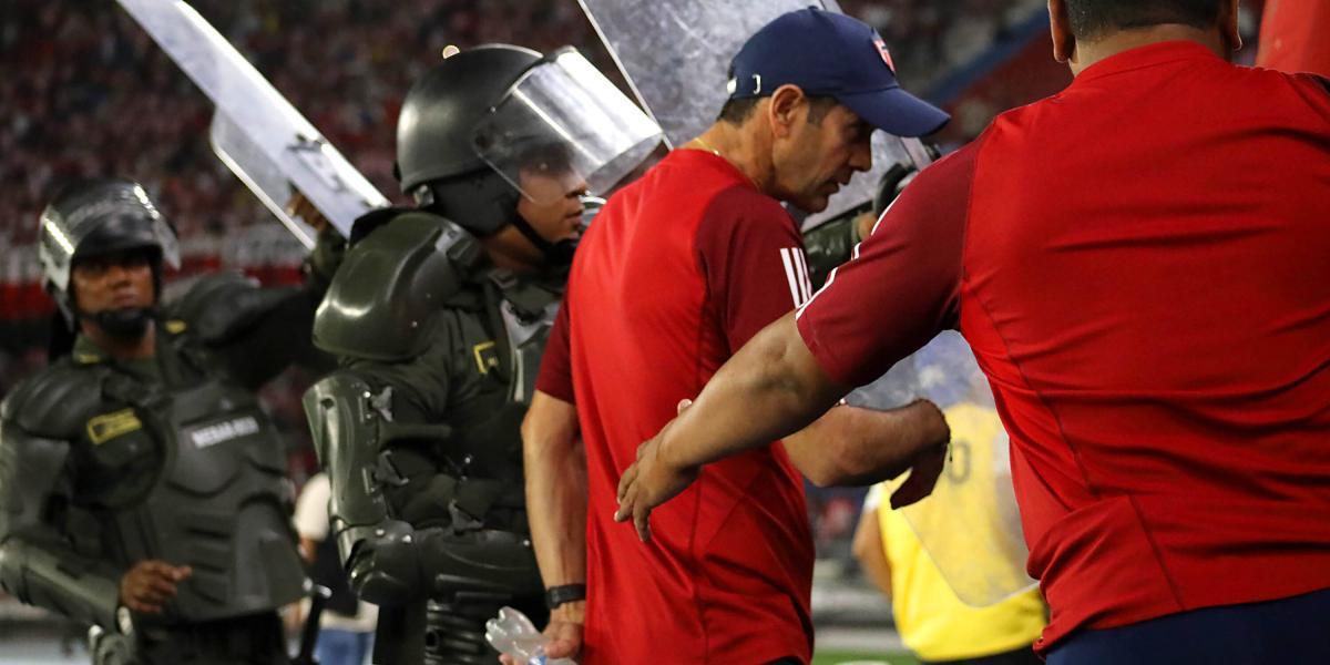 El entrenador samario tuvo que salir escoltado por la Policía, en el juego que Junior perdió ante Envigado, en el Metropolitano.