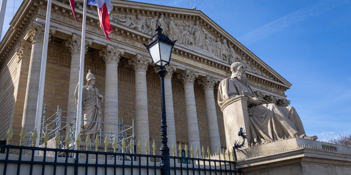 Asamblea Nacional de Francia aprueba la controvertida ley migratoria