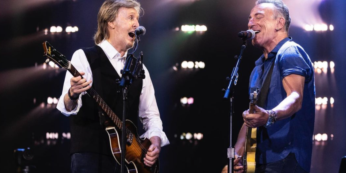 McCartney junto a Bruce Springsteen en un show.