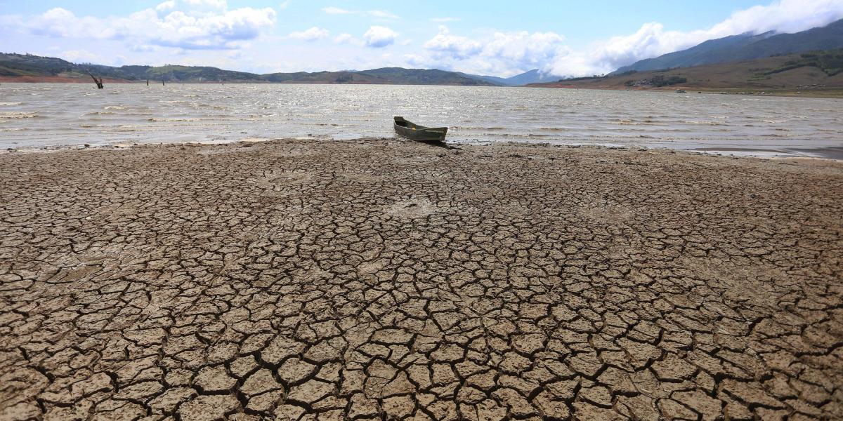 Lago Calima, ubicado en el municipio del Darién, es un embalse artificial. Debido al fenómeno del niño, hubo sequía en 2016.