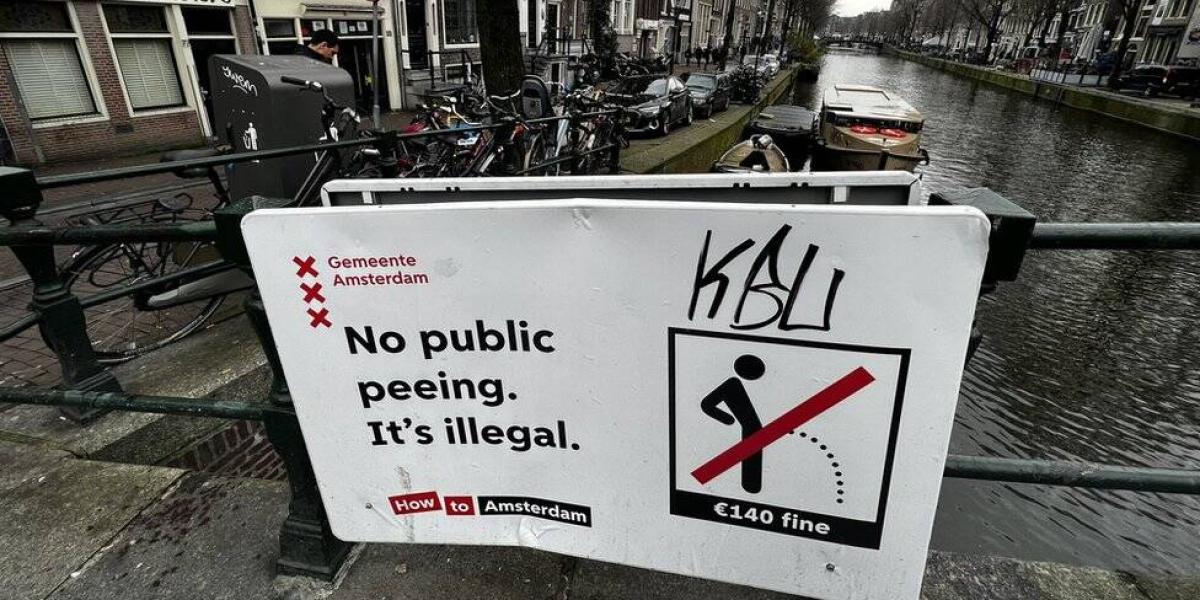 Un cartel alerta sobre la prohibición de orinar en espacios públicos.
