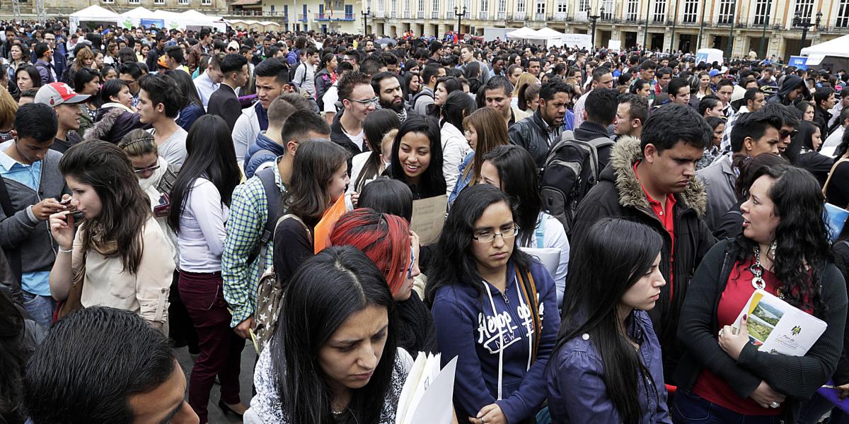 En la foto, miles de jóvenes asisten a una Jornada de Inscripciones al Programa 40 Mil primeros empleos para habitantes de Bogotá y Cundinamarca. El evento se realizó en la Plaza de Bolívar en 2015.