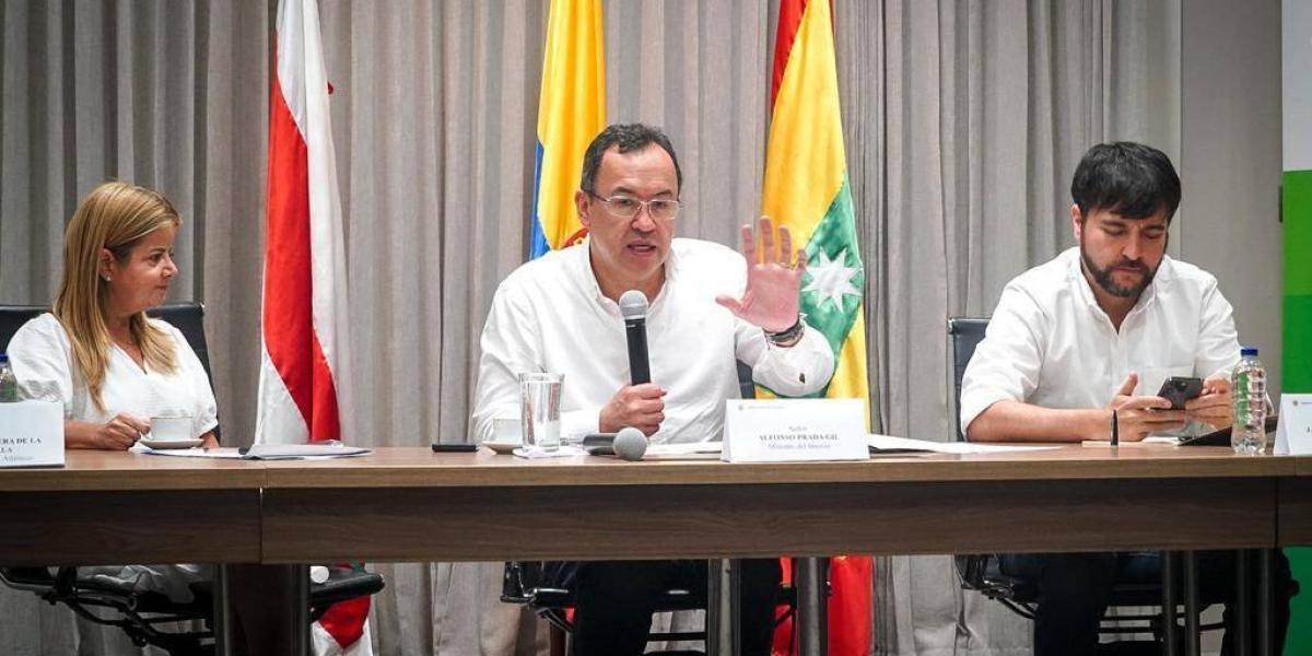 Elsa Noguera, Alfonso Prada y Jaime Pumarejo, en el consejo de seguridad.