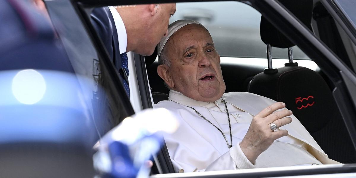 Foto del papa Francisco regresando al Vaticano.