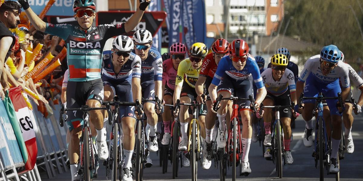 Sergio Higuita cruza victorioso en la quinta etapa de la Vuelta al País Vasco.