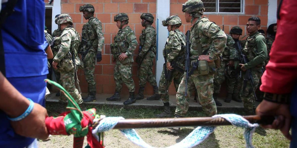 Son 16 militares permanecen retenidos por una comunidad indígena en Toribío, Cauca. Foto: 12/04/2023