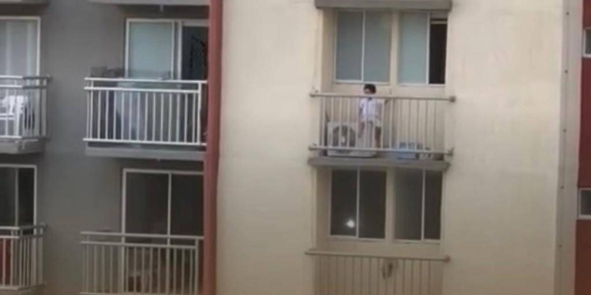 El niño, que estaba solo jugando en el balcón, no entendía el riesgo al que se enfrentaba al estar encima de una máquina de aire acondicionado.