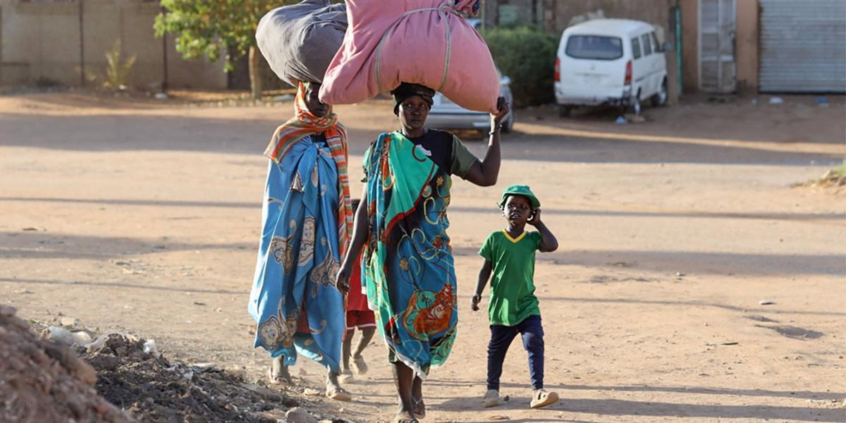 Personas huyen del conflicto en Sudán.