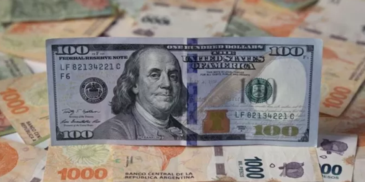 Los argentinos llaman "blue" al dólar paralelo, una jerga que se habría iniciado en las "cuevas" (o financieras ilegales).