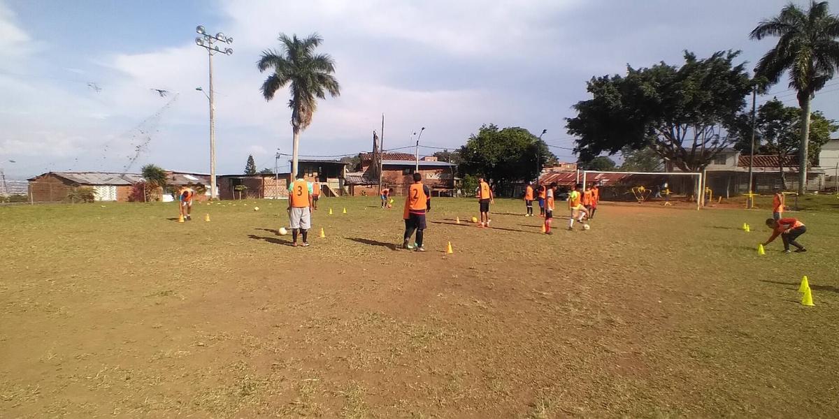 Niños y adolescentes de la escuela de fútbol FC del Valle.