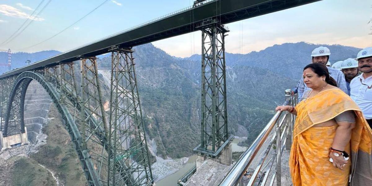 El puente cruza el río Chenab a una altura de 359 m sobre el río, lo que lo convierte en el puente ferroviario más alto del mundo