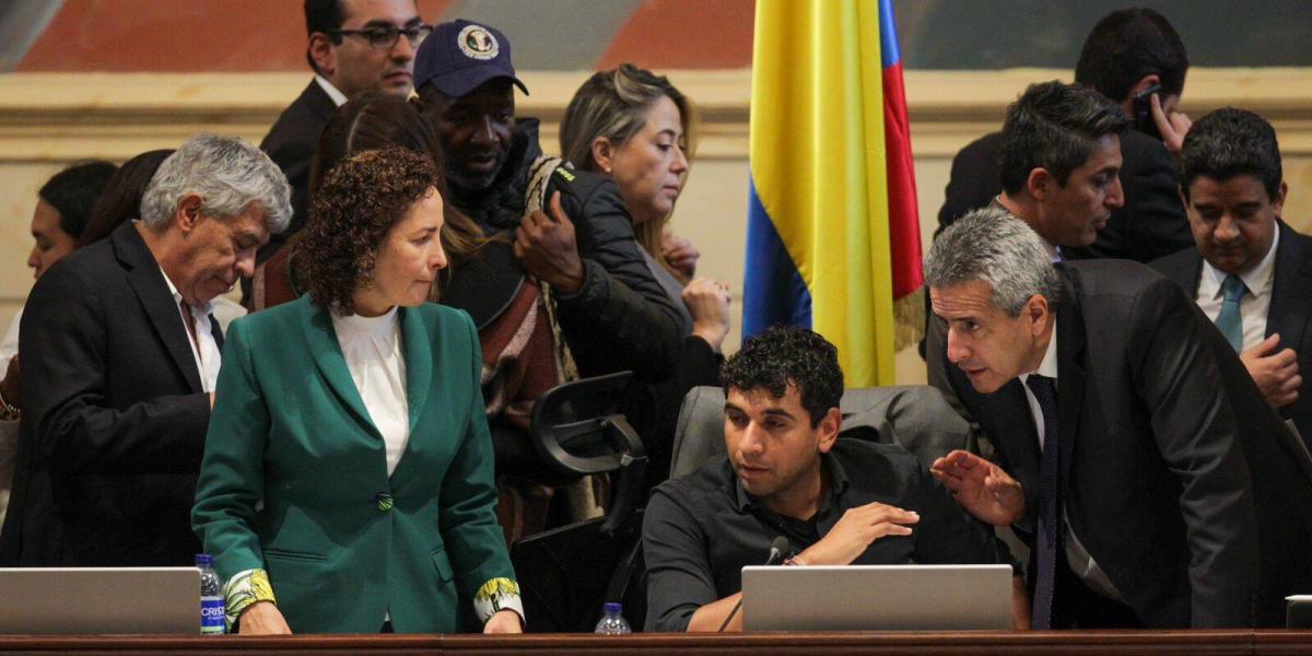 Votación de proposiciones sobre el Plan Nacional de Desarrollo en la Cámara de Representantes, donde hacen presencia el ministro del interior, Luis Fernando Velasco y Jorge Iván González del DNP.