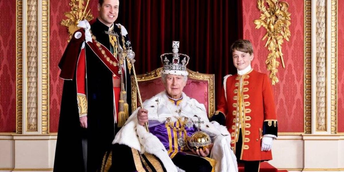 El rey Carlos III junto a su hijo y su nieto en el Palacio de Buckingham.
