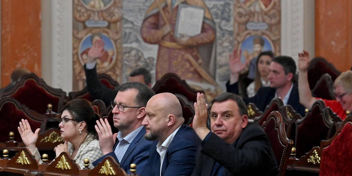 Los jueces de la Corte Suprema de Ucrania votan para destituir al presidente del tribunal Vsevolod Kniaziev.