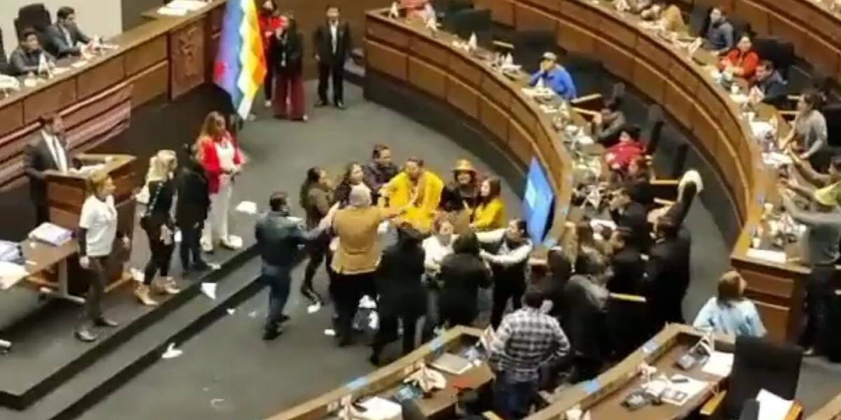 En video quedó registrada una fuerte pelea entre parlamentarias de Bolivia