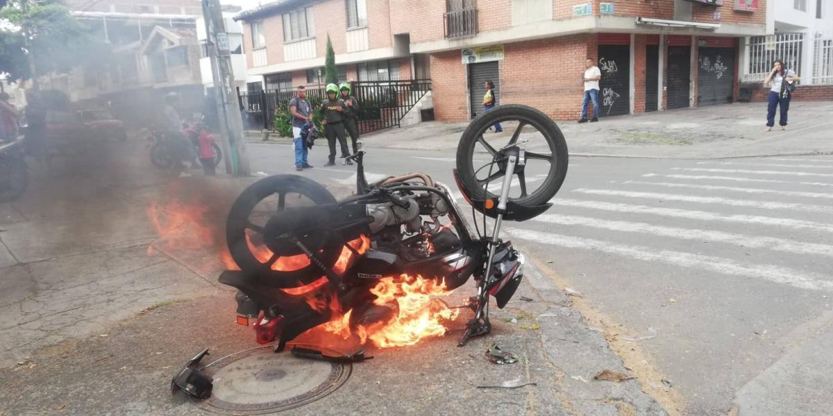 Moto de hombre serñalado de robo fue quemada en la calle Novena de Cali