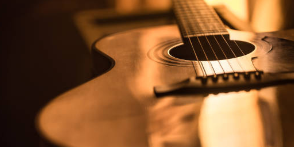 La guitarra puede ser tocada tanto de forma solista como en conjunto con otros instrumentos.