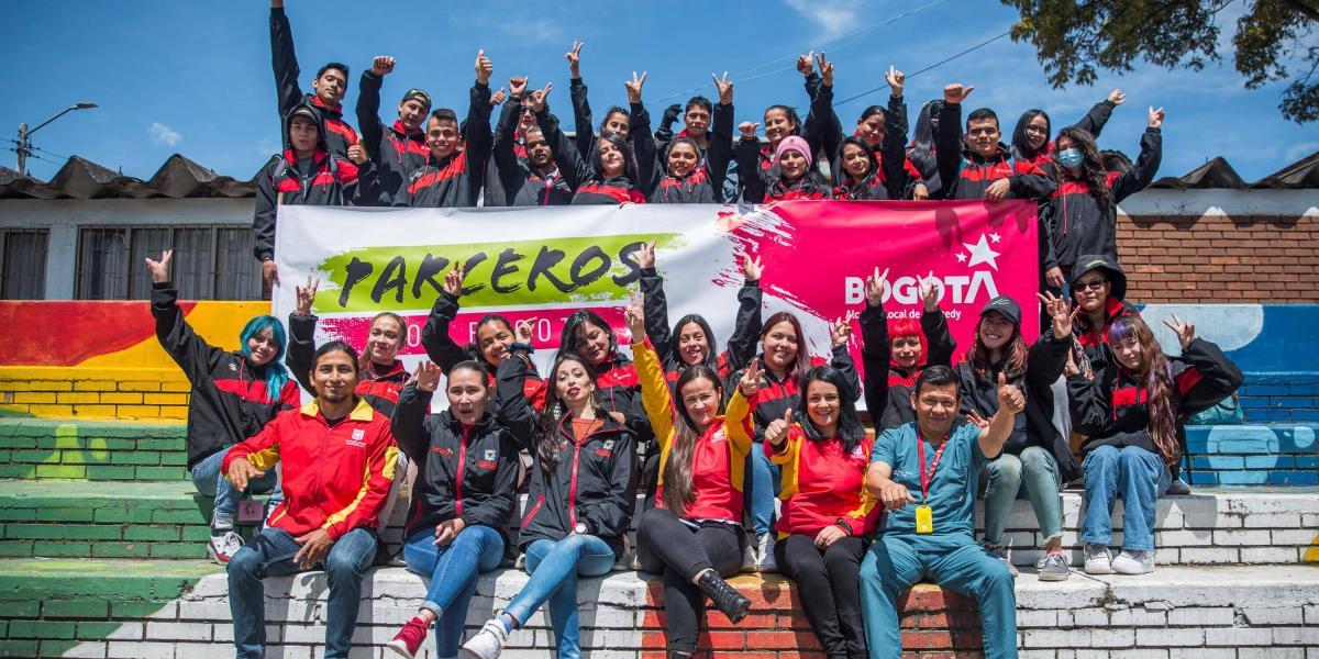 Dentro de Bogotá Local está el programa Parceros por Bogotá, donde los jóvenes participantes realizan trabajos comunitarios.
