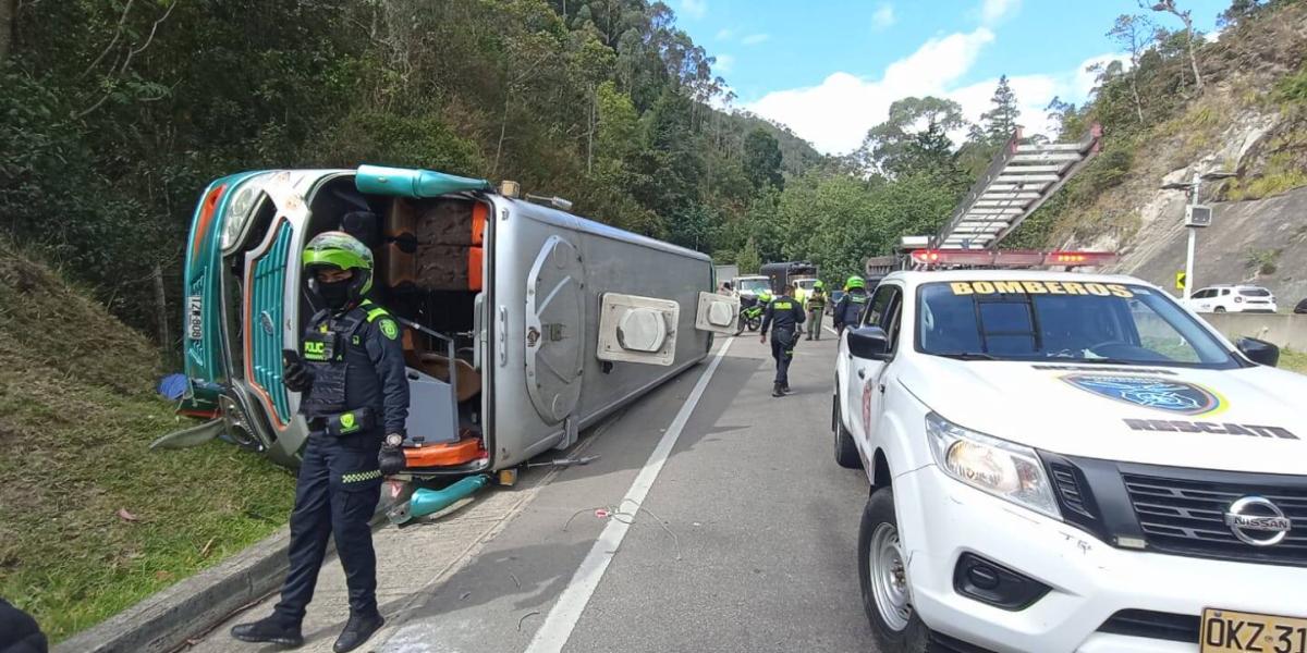 Bogotá Villeta Bus Se Volcó En El Kilómetro 30