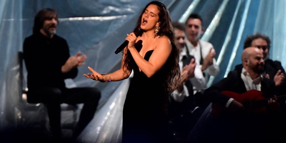 Rosalía arranca la edición más española de los Latin Grammy cantando por  Rocío Jurado