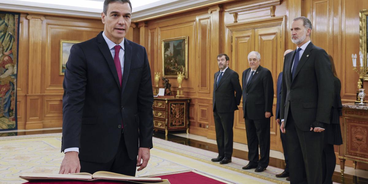 Pedro Sánchez (i) promete su cargo de presidente del Gobierno ante el rey Felipe VI (d) y un ejemplar de la Constitución.