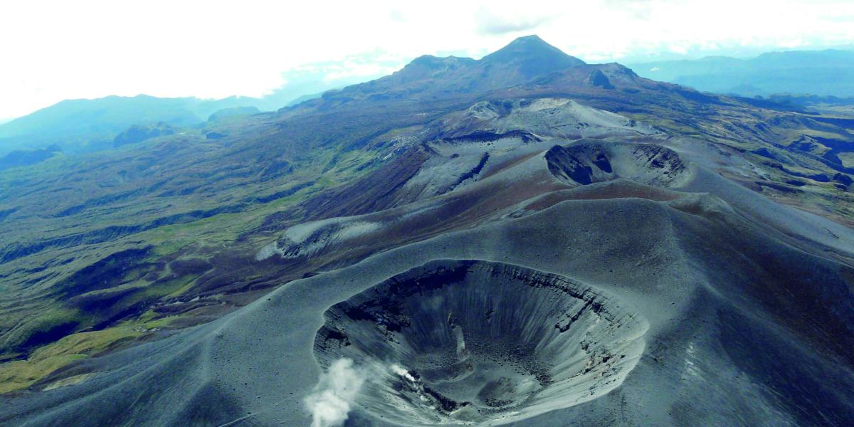 Advierten actividad sísmica y emisión de cenizas en el volcán Puracé