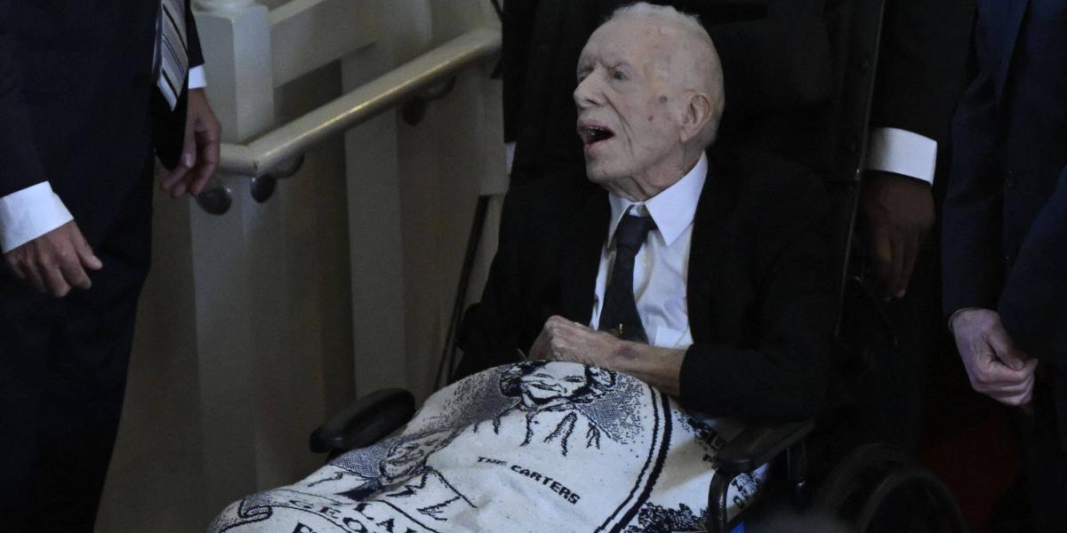 El expresidente de EE.UU. Jimmy Carter llega al servicio de homenaje a la exprimera dama de EE.UU. Rosalynn Carter.