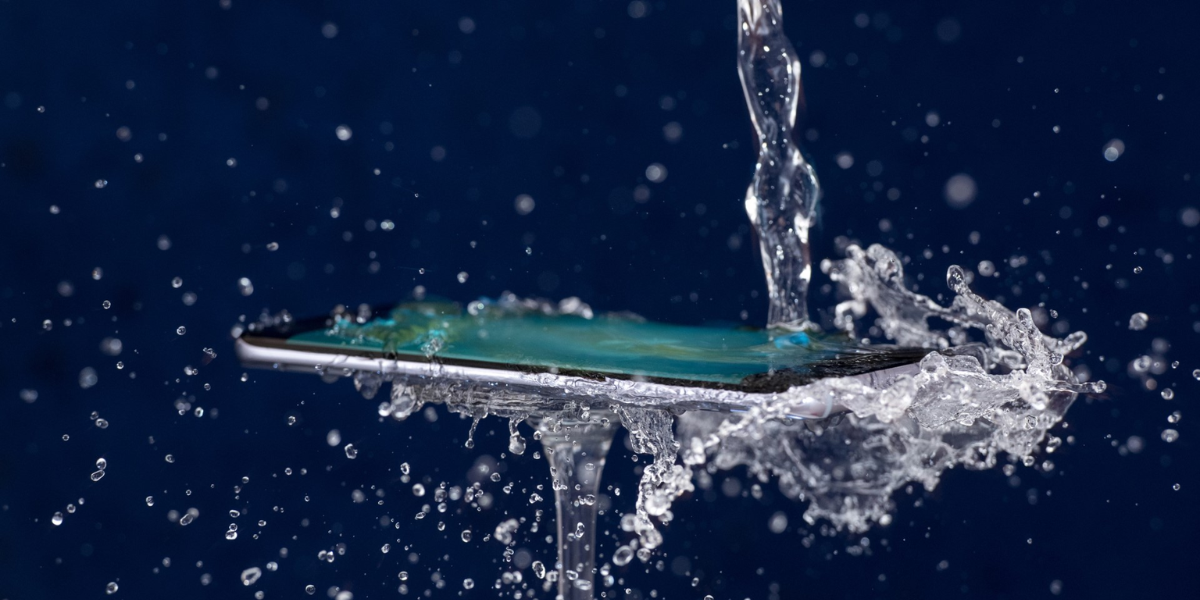 ¿Qué tan resistente es un celular contra el agua?