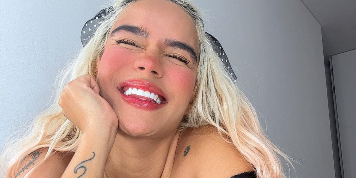 Karol G muestra con orgullo foto de su bigote sin depilar y recibe elogios  en las redes