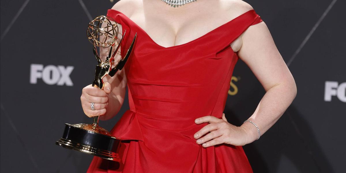 Sarah Snook posa junto a su último premio, el Emmy por mejor actriz en serie dramática.