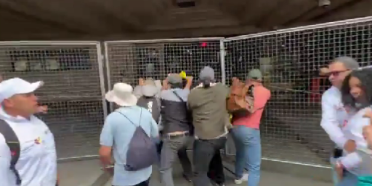 Grupo de manifestantes intentó ingresar a la fuerza al Palacio de Justicia