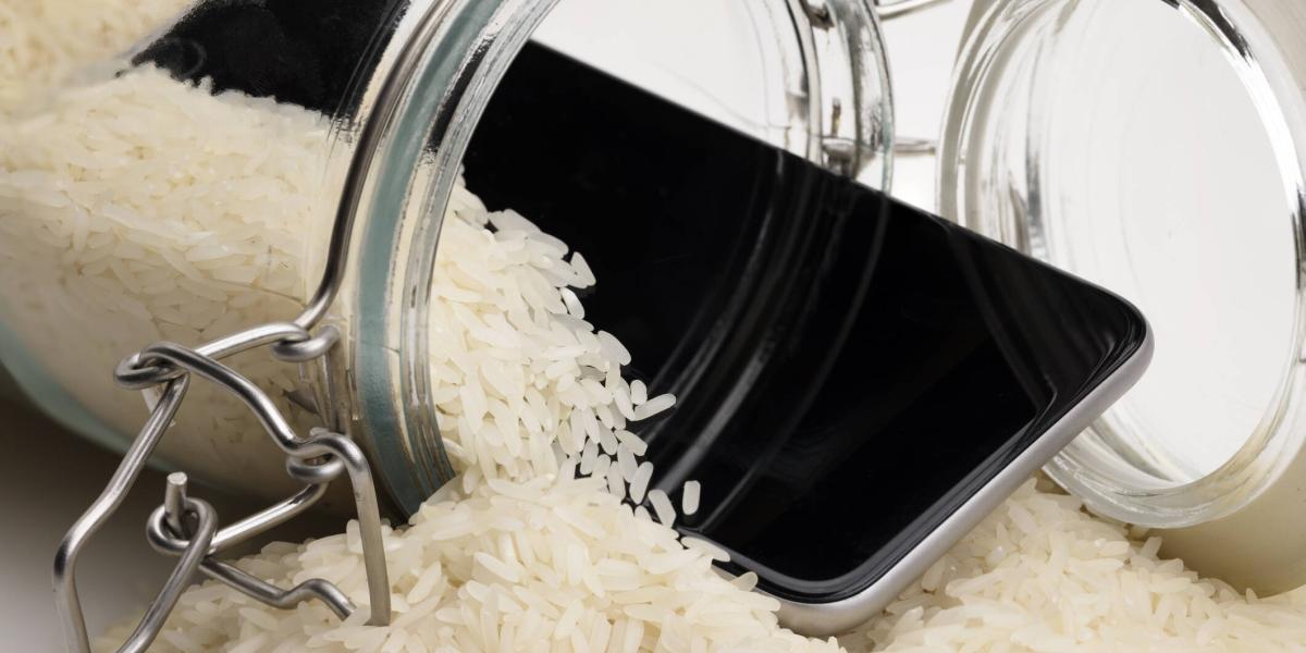 ¿Meter el celular en arroz cuando está mojado lo puede arreglar?